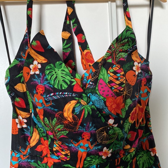 Lindy Bop halter dress with built in cups - Picture 2 of 6